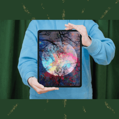 Mockup – 80005 – waterfall Óriás hold színes fényekkel gyémántfestőt tart egy férfi