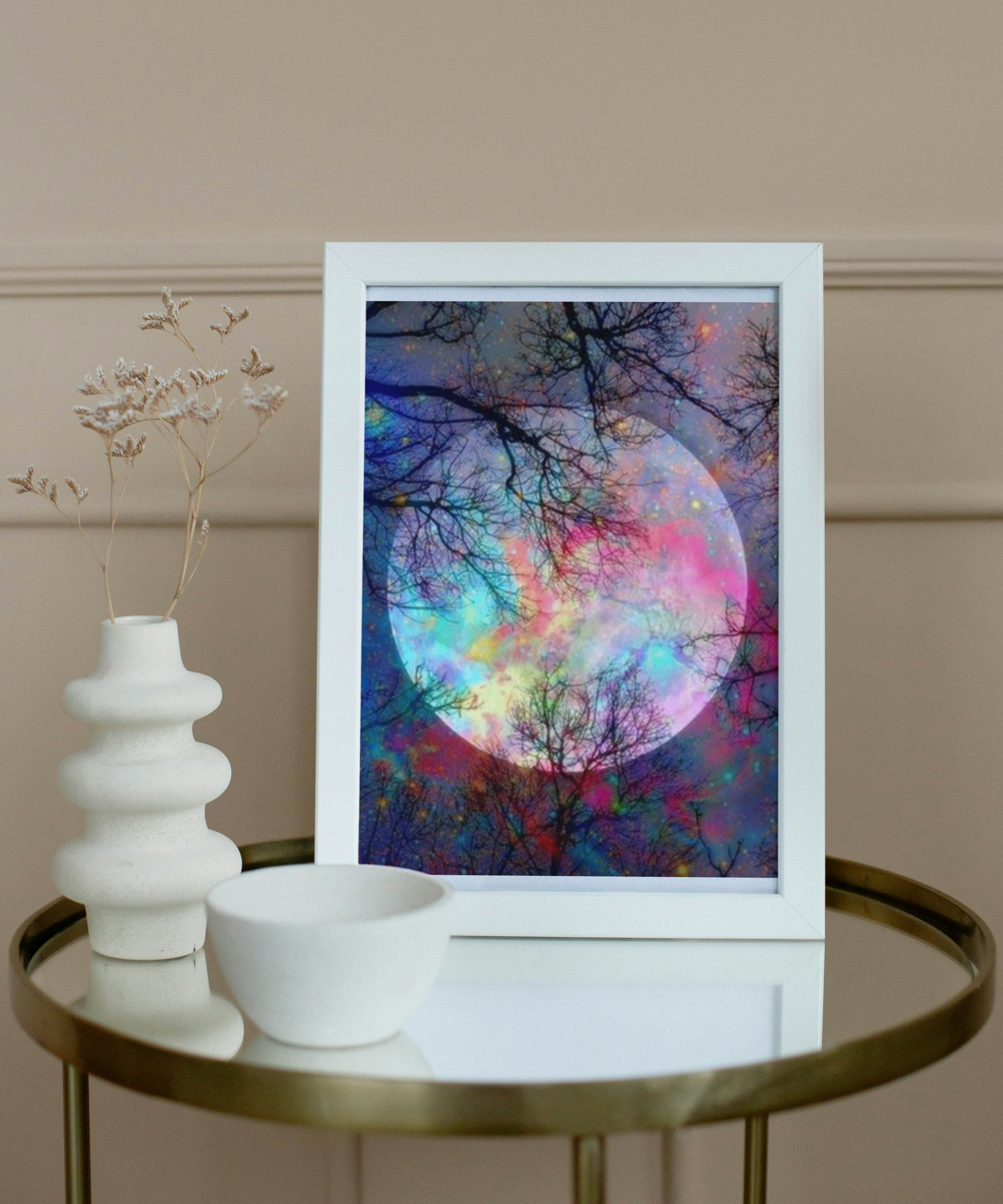 Óriás hold színes fényekkel gyémántkirakó - DIY 5D - 30x40 cm gyémántkirakó | Artshine Óriás Hold színes fényekkel egy üvegasztalon, képkeretben.